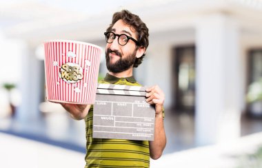 bir tokmağı ve patlamış mısır ile serin adam