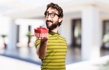 bir hediye ile genç serin adam 