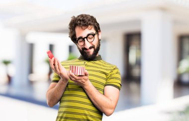 bir hediye ile genç serin adam 