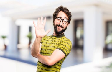 sayı işareti ile genç serin adam