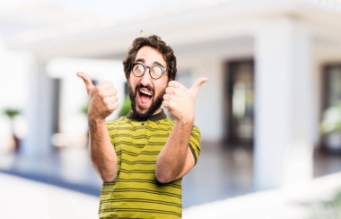 Tamam işareti ile genç serin adam