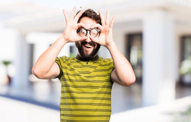 peehole işareti ile genç serin adam