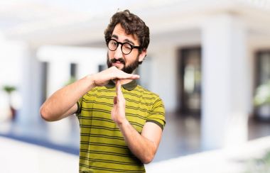 zaman aşımı işareti ile serin adam