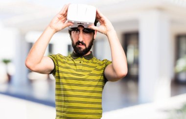 sanal gözlüklü genç serin adam