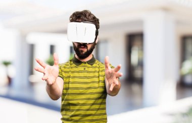 sanal gözlüklü genç serin adam