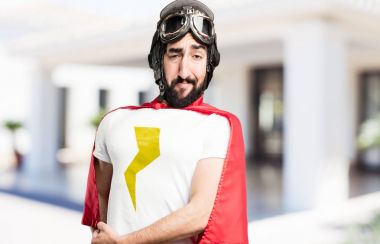 Genç süper kahraman için bir meydan okuma karşı karşıya