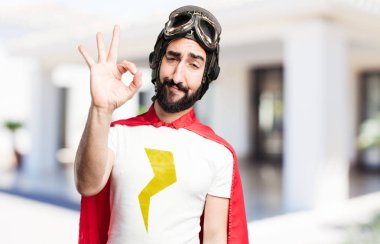 Tamam işareti ile genç süper kahraman