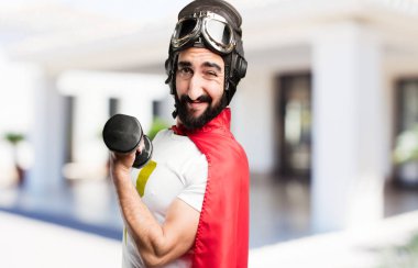 bir dumbbell ile genç süper kahraman
