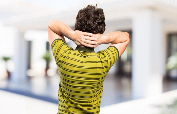 Genç serin adam geri