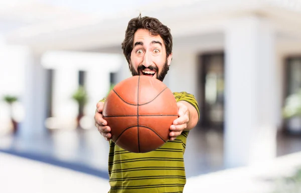 Jeune homme cool avec ballon de basket — Photo