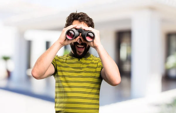 Leuke jongeman met een verrekijker — Stockfoto