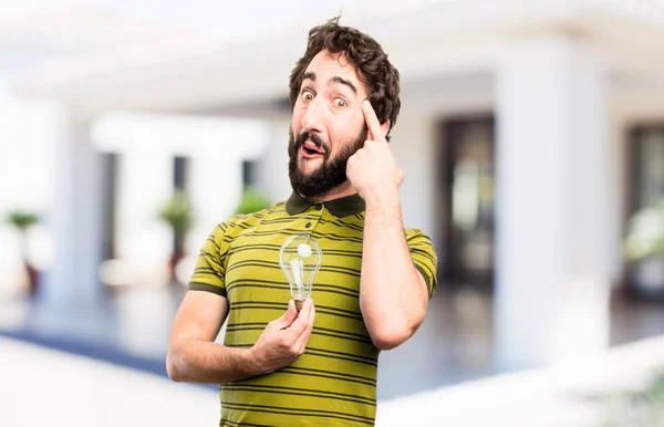 Giovane uomo fresco con una lampadina — Foto Stock