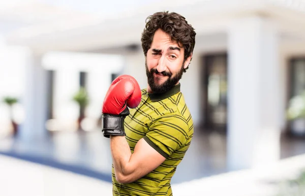 Giovane uomo fresco con i guanti da boxe — Foto Stock