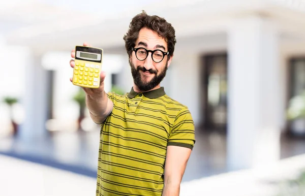 Joven fresco hombre con una calculadora — Foto de Stock