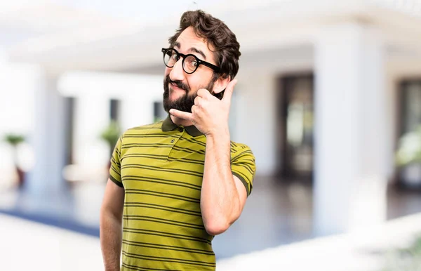 Joven fresco hombre con señal de llamada — Foto de Stock