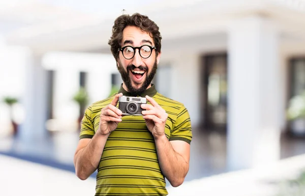 Jovem homem legal com uma câmera velha — Fotografia de Stock