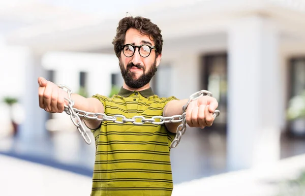 Joven fresco hombre con una cadena de acero — Foto de Stock