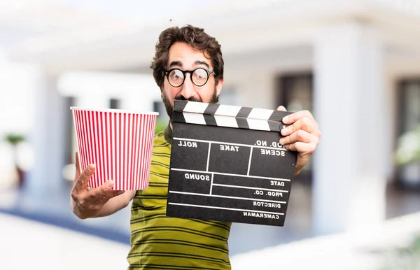 Cool man met een klepel en popcorn — Stockfoto