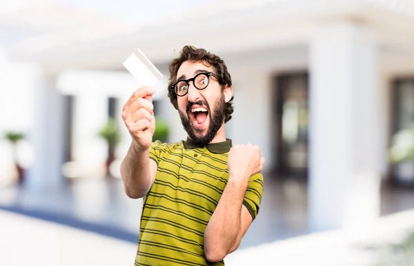 Jovem homem legal com um cartão de crédito — Fotografia de Stock