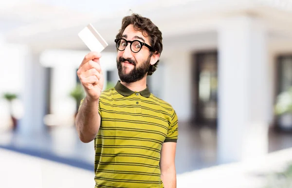 Jovem homem legal com um cartão de crédito — Fotografia de Stock