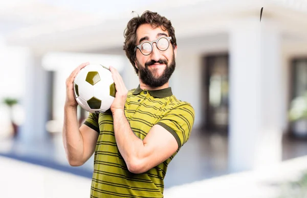 Giovane uomo fresco con una palla da calcio — Foto Stock