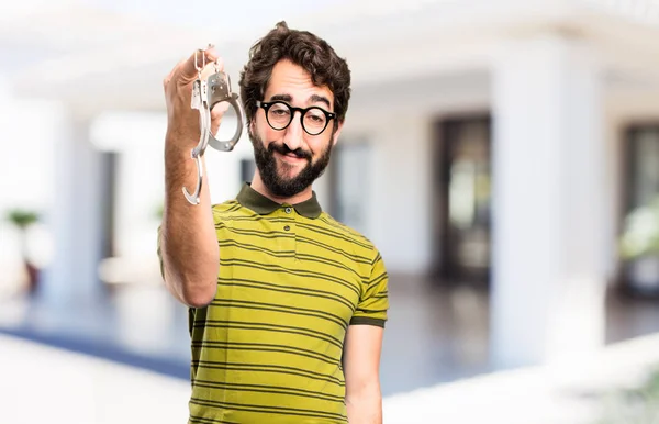 Leuke jongeman met handboeien — Stockfoto