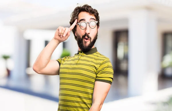 Joven guay hombre teniendo una idea — Foto de Stock