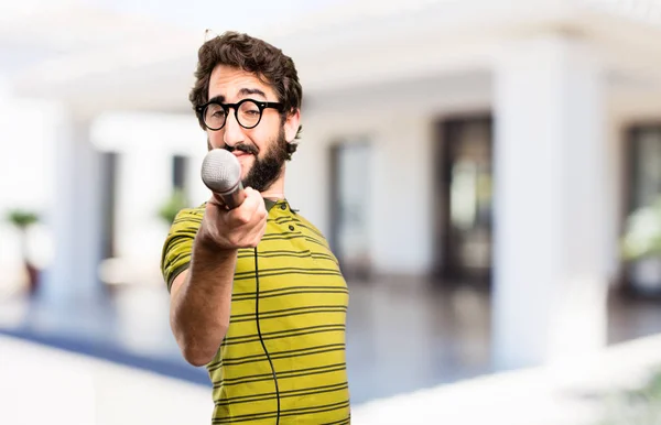 Giovane uomo fresco con un microfono — Foto Stock