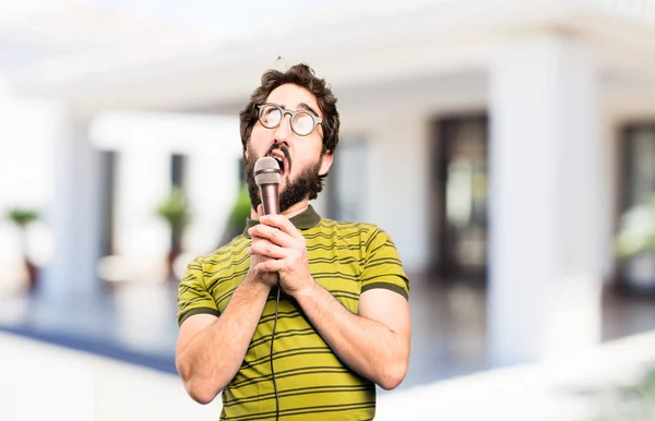 Bir mikrofon ile genç serin adam — Stok fotoğraf