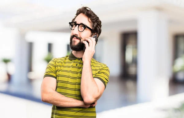 Joven hombre fresco con un teléfono inteligente — Foto de Stock