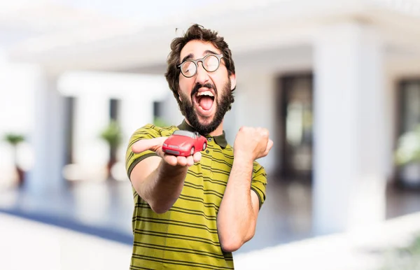 Joven fresco hombre con un coche rojo —  Fotos de Stock