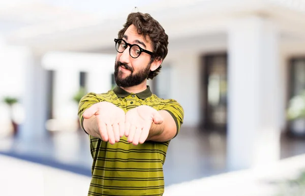 Jovem legal homem mostrando sinal — Fotografia de Stock