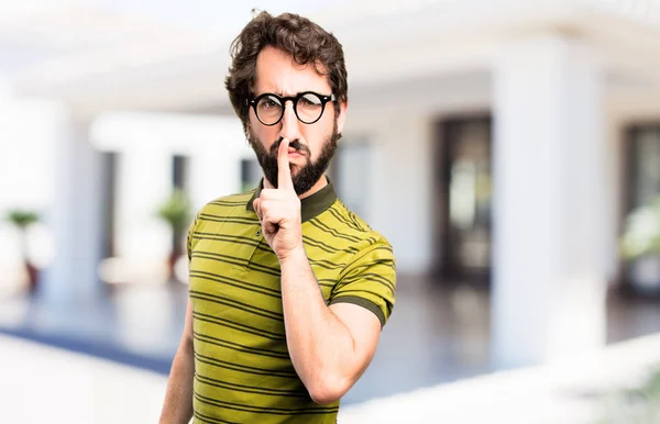 Jovem homem fresco com sinal de silêncio — Fotografia de Stock