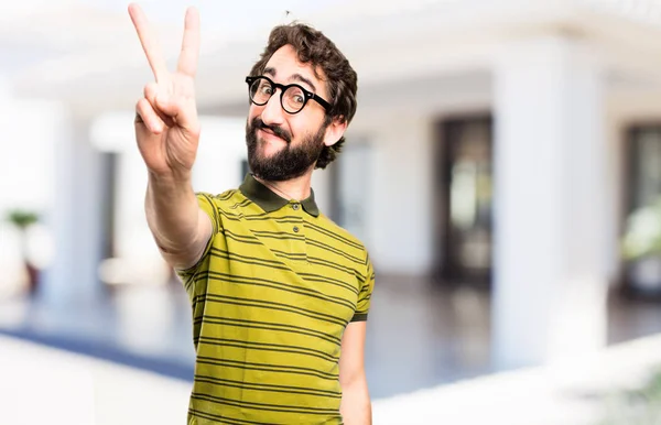 Jovem homem fresco com sinal de vitória — Fotografia de Stock