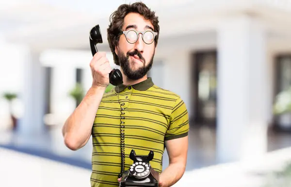 Jovem homem legal com um telefone vintage — Fotografia de Stock