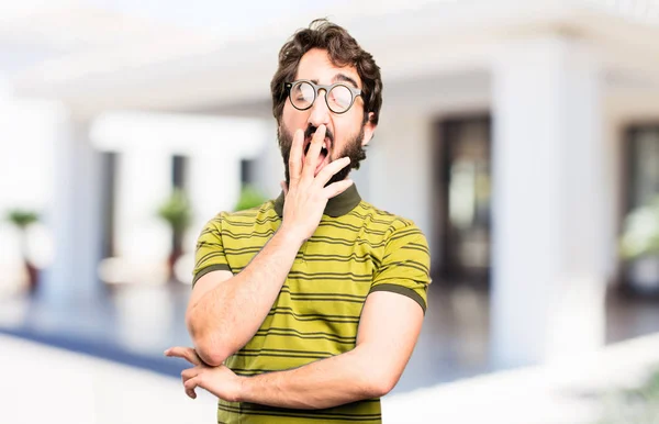 Joven fresco hombre bostezando — Foto de Stock