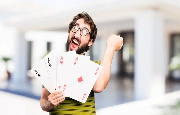 Jovem homem legal com ases de poker — Fotografia de Stock