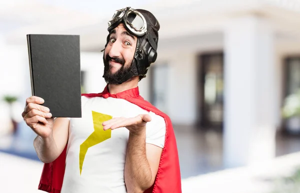 Joven super héroe con un libro — Foto de Stock