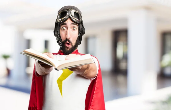 Joven super héroe con un libro —  Fotos de Stock