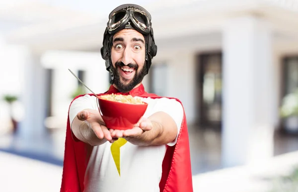 Junger Superheld frühstückt — Stockfoto