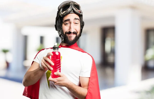 Junger Superheld mit Energy-Drink — Stockfoto