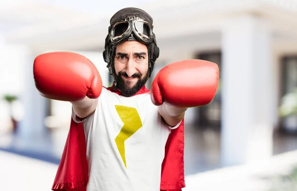 Junger Superheld mit Boxhandschuhen — Stockfoto
