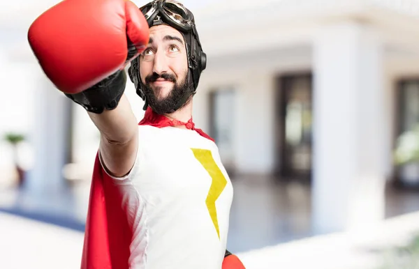 Junger Superheld mit Boxhandschuhen — Stockfoto