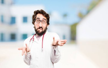 genç doktor adam şaşkın ifade ile
