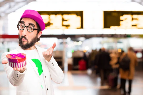 Joven loco hombre de negocios con un regalo — Foto de Stock