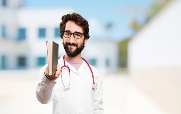 Człowiek młody lekarz z książką — Zdjęcie stockowe