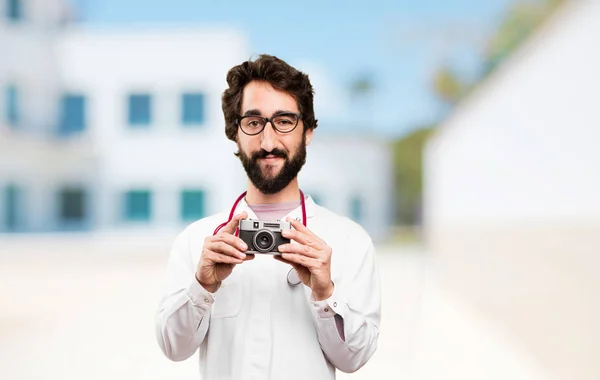 Junger Arzt mit einer alten Kamera — Stockfoto