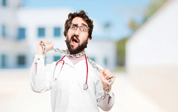 Joven doctor hombre con una cadena de acero — Foto de Stock