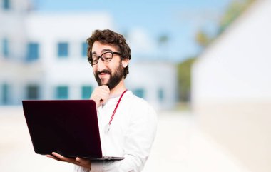 genç doktor adam bir dizüstü bilgisayar ile