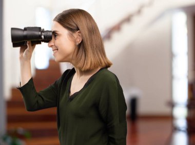 dürbün ile genç güzel kadın